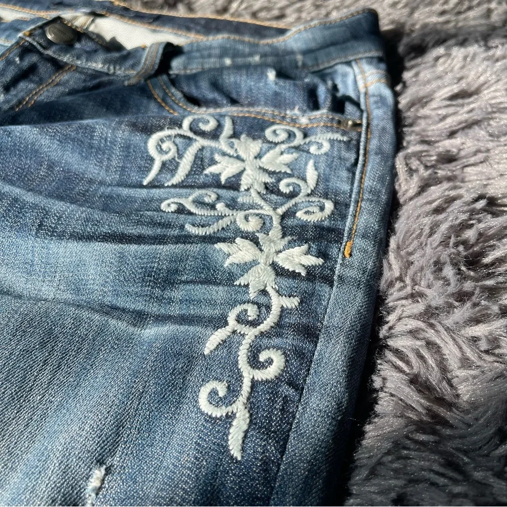 DRIFTWOOD Classic Blue Embroidered Jeans with Distressed Detailing USA Denim Y2K - Picture 5 of 10